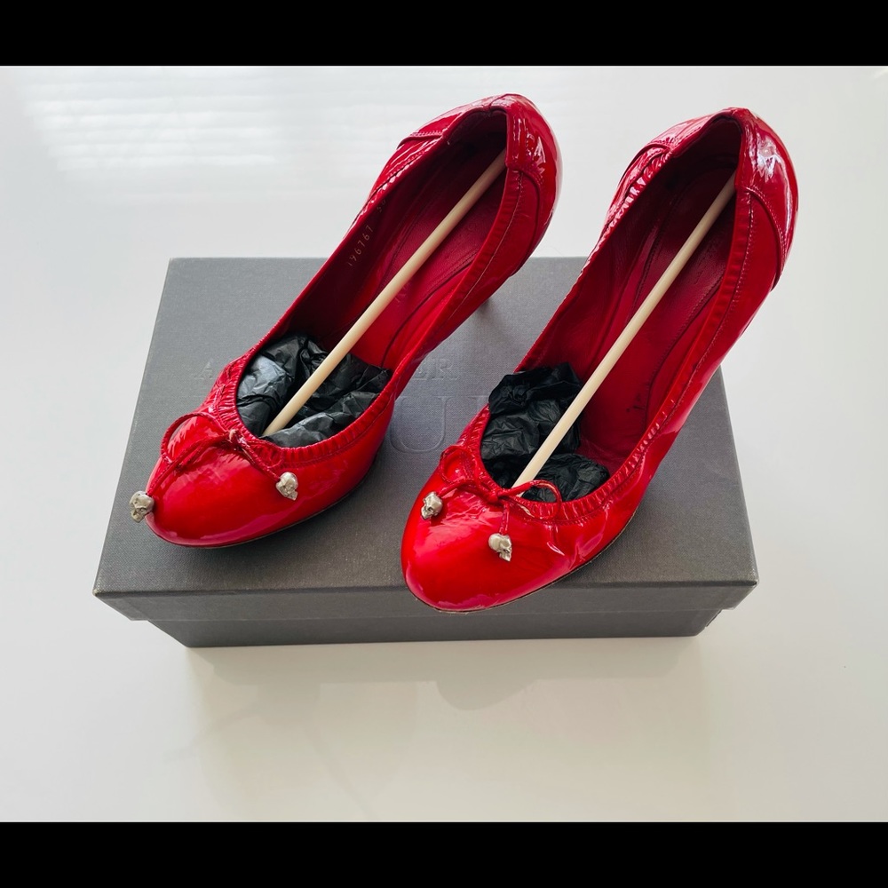 Alexander McQueen skull red patent pumps